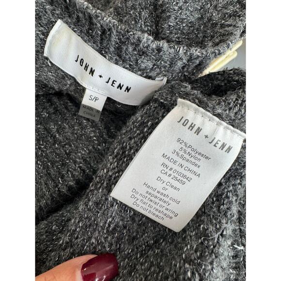 John + Jenn Oversized Grey V-Neck Sweater Small/Petitie - Picture 6 of 6